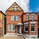 Bright & Spacious Two Double Bedroom Apartment Close To Station